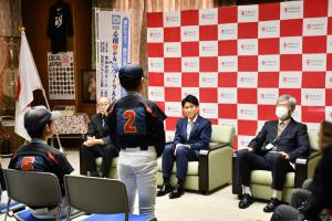 市長へ意気込みを話す選手