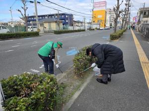 駅東協議会役員と佐野市長がゴミ拾いする様子