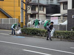 駅東協議会役員がゴミ拾いする様子