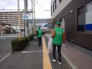 駅東協議会役員がゴミ拾いをする様子