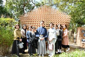 茶室前での9人の記念写真