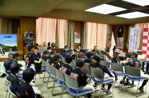 意気込みを話す下級生を見守る上級生