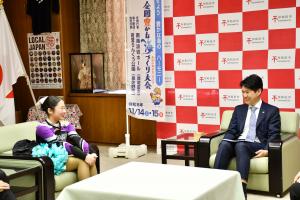 着席し談笑する佐々木さんと市長