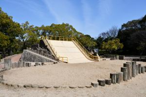 石でできたすべり台