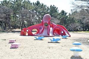 赤色のタコ型の遊具