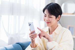 スマホを操作する女性