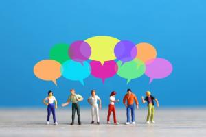 人型のフィギアと吹き出し