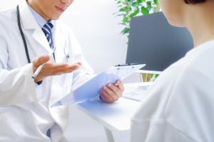 問診する医師と患者