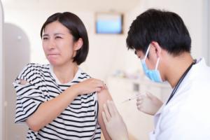 注射を受ける女性