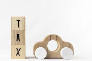 車型のおもちゃとTAXの文字