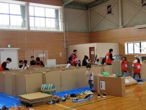 段ボール迷路作りの様子