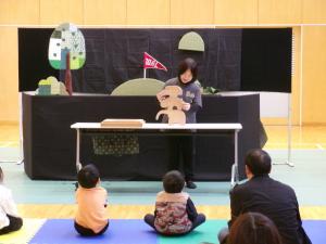 組み木で演じている様子