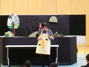 ポケットからかわいいくまちゃんが出てきた様子