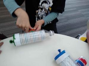 子どもが作業している手元の写真