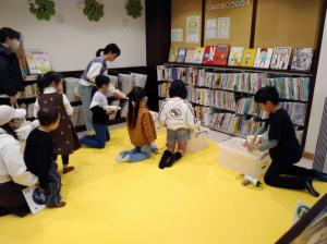 作ったペットボトル空気砲で遊んでいる様子