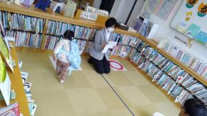 子どもが✖のところへ移動している様子