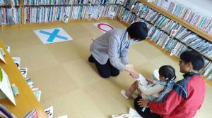 正解した子どもにシールを渡している様子