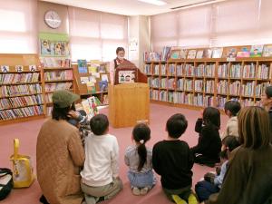 子どもたちの前で絵本を読む図書館職員