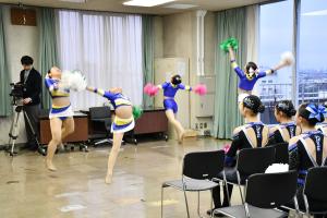チアダンスを披露している様子