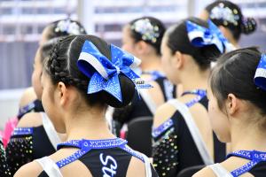 頭に大きい青色のリボンを付けた後ろ姿