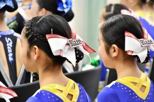 頭に白と赤のリボンを付けた後ろ姿