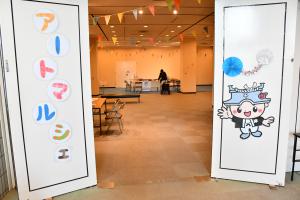 会場の扉に描かれたちきりくんとアートマルシェの文字