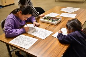 塗り絵をする姉妹