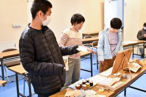 べんがら染めの説明を受ける兄弟