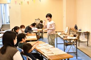 ベンガラ染めの説明を受ける体験者のみなさん