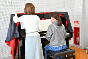 ピアノレッスンを受ける女性