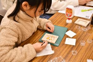 ミニチュアフレームを作る女の子