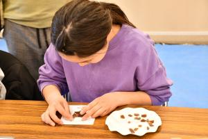 シーグラスアートをする女の子