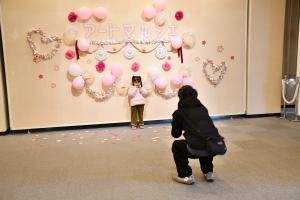 フォトスポットでお父さんに写真を撮ってもらう幼い女の子