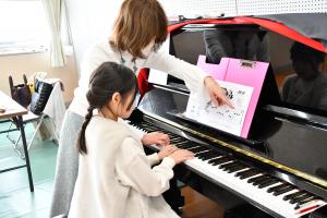 ピアノレッスンを受ける女の子