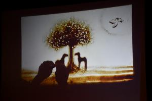 スクリーンに映る木と動物