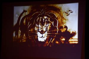 スクリーンに映るライオン