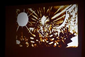 スクリーンに映るワシ