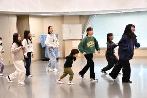 ダンスレッスンを受ける子どもたち