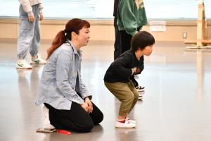 ダンスレッスンを受ける男の子