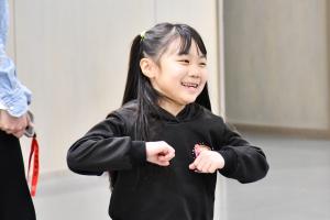笑顔でダンスレッスンを受ける女の子