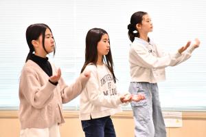 ダンスレッスンを受ける女の子