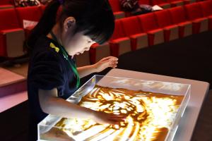 サンドアートを体験する女の子