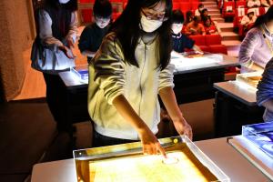 サンドアートを体験する女の子