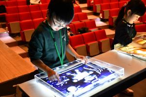 サンドアートを体験する男の子