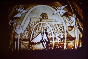 スクリーンに映る新郎新婦と天使とバラ、背景には岸和田城