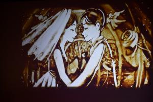 向かい合う新郎新婦