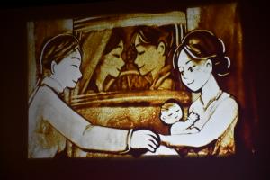 赤ちゃんを抱っこするお母さんと見つめるお父さん