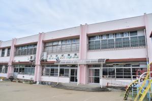 薄ピンク色の園舎