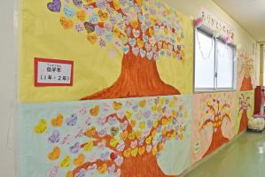 木の形に貼られたメッセージ