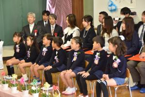 着席する7人の園児たち